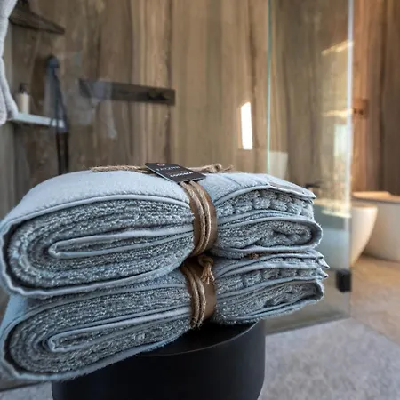 Domus In Cauda - Pool Langhe View - Free Parking & Wi-fi Apartamento